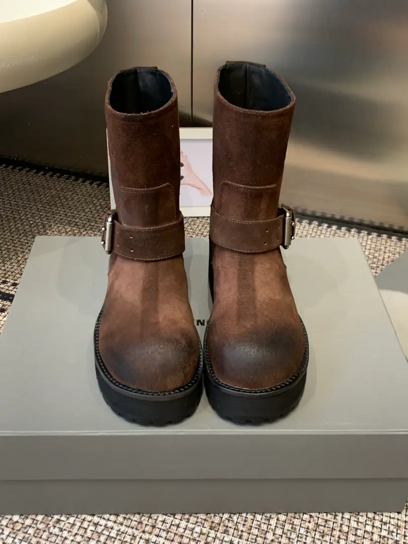 Balenciaga Parisian. New paragraph Old buckles. - Middle boots. Cool-ass engine with a red-hot boot. It's so good to be a coloring process. Skins and sands./The bright-looking cow skin is optional. Metal-button belt decoration The engine is full. I'll put it on the floor. # Sneak up # The legs are so thin on the upper feet. The boots are right on the height. Not the calves. It's cool. A pair of boots that are essential to the autumn and winter closet. Street girl. The retro-worker wind is just a little bit more than a little bit. Skins of sanded cattle on the shoe. A foot-stamped sheep's skin cushion. Rubber Bottom Codes: 35-41（40.41Do it.）