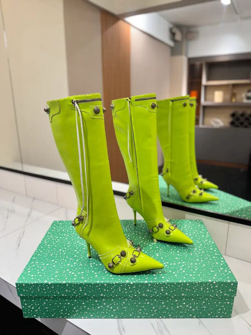 Plant price: BalenciagaParisian. Cagole High boots. The multi-coloured heavy-worker nails point their heads over their knees.✨ A lot of bright matching colors., High-level eye-sucking of bright skin. Metal nails make cool, personality., Slight and long legs. Salt is sweet enough to fit in with all kinds of clothes., You're so hot, you're so hot. The fall and winter suit just needs it., It's easy to unlock the back rate.🖤 Shoe.: Imported cattle skin Uchi.: Bullskins. Otsumi!: Italian skin. He's tall.: 9.5cm Data36HQ high36cm Every code difference+0.5, Perimeter36cmThe wideest position per code difference+0.5