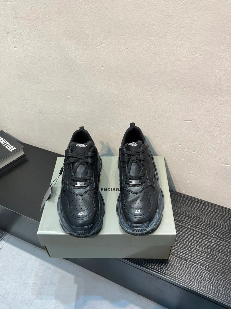 BalenciagaParisian., Couple money. Triple S Tape TypeIt's amazing. The shoe came from the highest of the classics., The flu is just full.！ Unique design, ♪ To be loved at first glance ♪, The street is a big shot of turning back., It's just fashion and practical.！ Don't hesitate., Get on with becoming a fashion man.！ Codes: 35-45