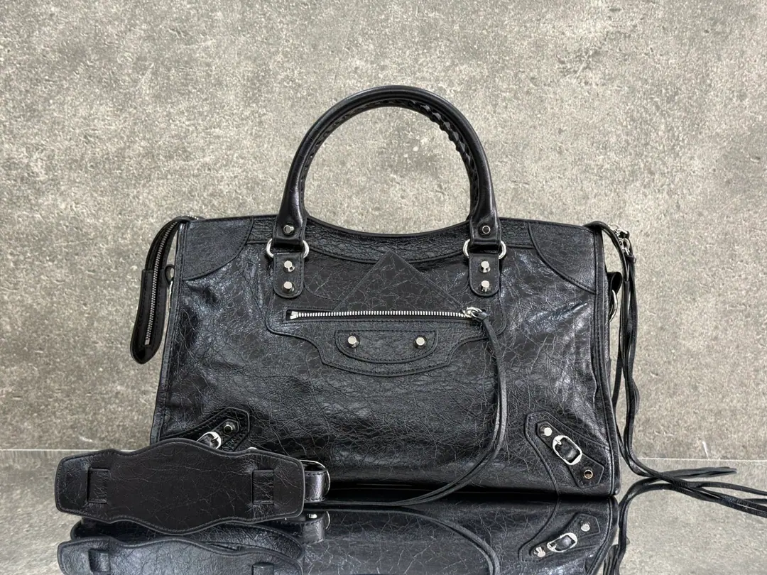 【Latest26Version Update】 Balenciaga city M Big black./Silver button. Classic motorcycle. The Parisian family's most symbolic handbag.Le CitySeries✴️Power returns. Rehearsal👜 ArenaThe little lambs wear natural wrinkles.（Blast strip.）The more you use it, the more you smell.. The ricochet and the stream., It's a carved-out.. The shoulder belt is better designed for slashing.～The minor details make the whole body more light.🌬️The new Macalun is especially suited to spring and summer.🌱A sweet, handsome, smooth-looking collision system. Fashion touch is available. Paragraph: 260622 M Large size: Long37 x High23.4 x Kuan15centimetres S Medium Size: Long30 x High20 x Kuan 10centimetres miniSize of the trumpet: Long23 x High15 x Kuan 10centimetres