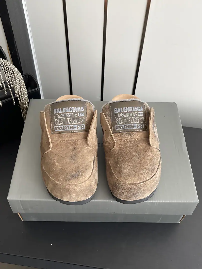 Female/Men 🏧𝐁𝐚𝐥𝐞𝐧𝐜𝐢𝐚𝐠𝐚 Parisian. 26SSpring Muller Boken half-shoe. Dumbo Mule The old laziness. Couple money.👫 Spring series.「Dumbo Mule」Muller's shoes are officially on display. The only way to get a view of the tide is with a unique design. Covers Muller shoes and boots. Made from old fuzzy leather. Multicolor fit. Round shoe head.+Supershoe tongues with a regenerative gloom. The shoe-tone embroidery labels hide brand genes. Soft wooden shoes folded and comfortable.buff Fashion and dressy. Codes: 35-45（Women40.41Men45Make a reservation.）