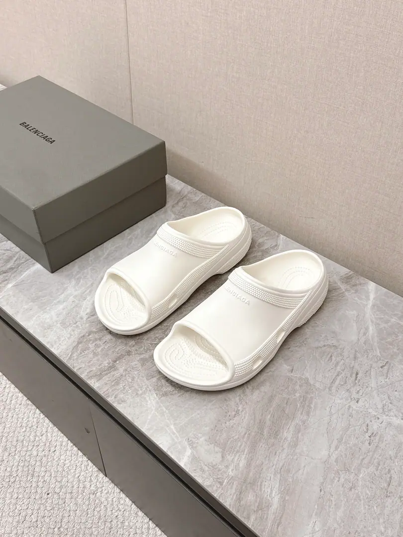 BALENCIAGAThe Paris family's Spring and Summer Lovers' slippers.👉Latest✨The series explores the concept of original and misappropriation in the fashion world, To honor the new series and the classics., By the symbolismBALENCIAGABlossoms and tyres are abstractly bottomed, And the new idea of collisions is harmony and harmony., Original-to-one approach, Shoes are all in one form. The exclusive., Full package for the originals, Size: 35-40 Men39-44