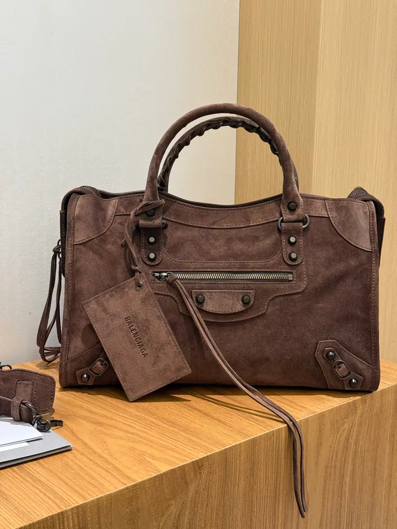 New cash38cm【With mirrors.】｛Medium-middle sanded dark coffee.｝ 𝐁𝐀𝐋𝐄𝐍𝐂𝐈𝐀𝐆➰Le City 26 Spring and summer, new car. A plaque with a soft feel, a leather car bag., It's a classic that never goes out of time in the closet.. Old copper buttons., Signal flow of suction, It's perfect to combine the regeneum with the coolness.. The skin touch mix is a very inclusive one., Telecommuting, You can ride like a man., Capacity Online, Colour value versus utility, It's a quality bag that can carry it all the way.. Paragraph: 3301 Dimensions: Bottom 38.5x High 24x Kuan 15cm