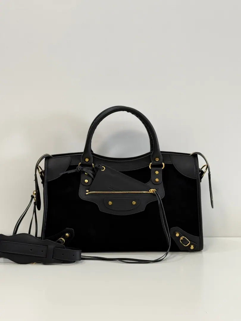 ｛Medium-middle sand black.｝ 𝐁𝐀𝐋𝐄𝐍𝐂𝐈𝐀𝐆➰Le City 26 Spring and summer, new car. A plaque of old brown with a soft feel, a leather car bag., It's a classic that never goes out of time in the closet.. Old gold buttons., Signal flow of suction, It's perfect to combine the regeneum with the coolness.. The skin touch mix is a very inclusive one., Telecommuting, You can ride like a man., Capacity Online, Colour value versus utility, It's a quality bag that can carry it all the way.. Paragraph: 260627 Dimensions: Bottom 38.5x High 24x Kuan 15cm