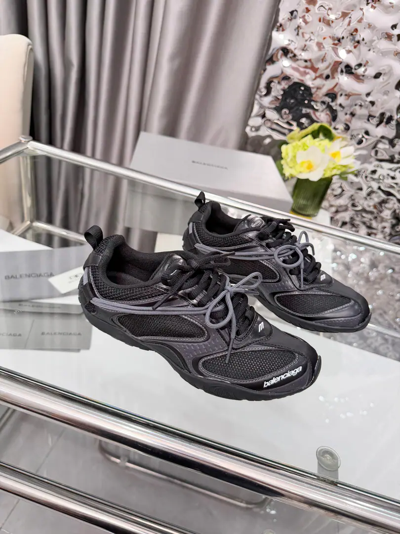 BalenciagaParisian.RaderSeries 2026ssNew brand-new sports shoes., The whole contours continue the brand's consistent future structure, Through multiple layers of airnet eye contact., The packaged bone and the thick bottom structure form a technically sensitive amount of weight., And the most obvious design is the double-layered strap system that runs through the shoe surface., Shoes strap from side to side and wrapping around shoes., Visual connection with the scratching of the outer side wall, Make the whole pair of shoes look like one.“Structure display”The mechanical sense of the..., It's a combination of tide-style shapes.. Fabulous.: Space technology fabric/3DPress Gradient Color/5Different air-nets. Uchi.: NYRnet Otsumi!: Original rubber floor Codes: 35-45 Original Packaging SupportNFCScan function.