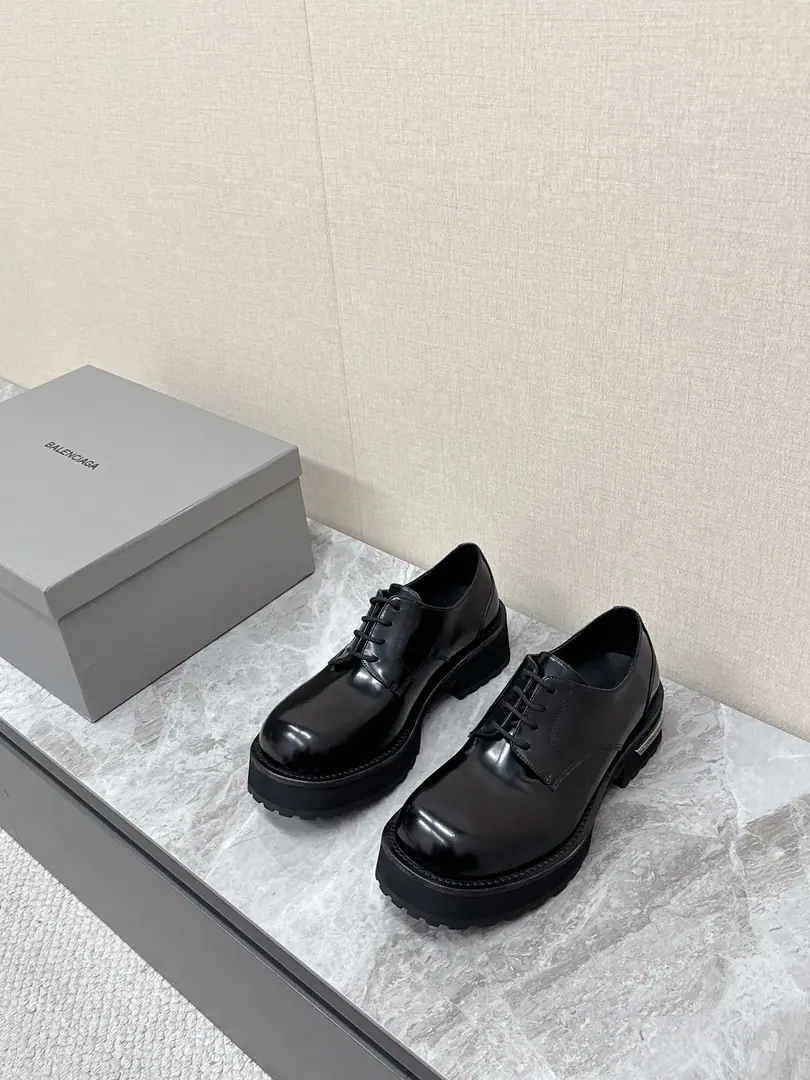 BalenciagaParisian.25FWXin.VenomCouples with high-bottle boots. - Middle boots. Shoes. Please accept the high-level version. The boots are designed to be a man of the heart. Use the strapped and belt elements as a bright spot Not only can you put your boots firmly on your feet. It's easier to relax. On the details. Brand-marked old hardware is running through. The trick is to create a rejuvenated wear and tear., And it's a good way to be a man with a strong, solid, rubber-coated shoe. It's a good way to dress., It's a more comprehensive fashion and understanding.VenomHigh boots are definitely the fashion singles that we can't miss this season., It'll add a different charm to the fashion suit of the fans., ♪ Lead a new wave of style ♪ Boots height mm The skins on the shoe face are used for the old process. The inside water dyes the skin of the cow. Base Height5CM Original open-form real skins combined with large bottoms Size: 35-40Men39-45