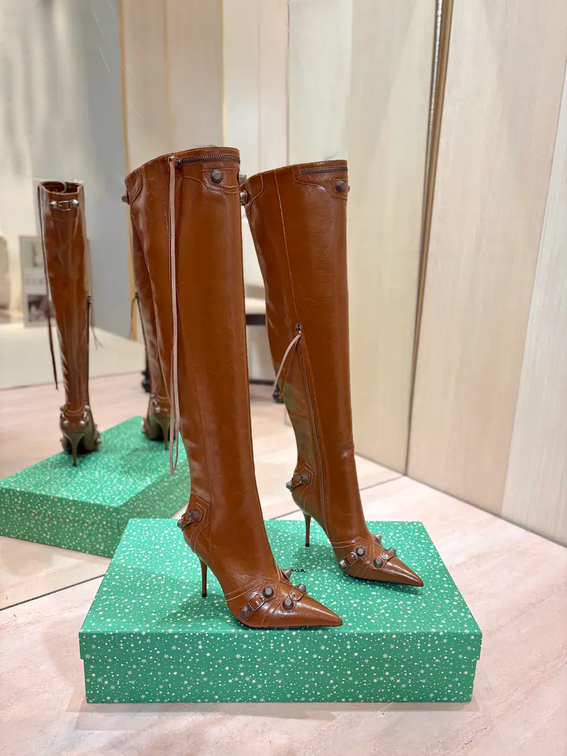 Price: BalenciagaParisian. Cagole High boots. The multi-coloured heavy-worker nails point their heads over their knees.✨ A lot of bright matching colors., High-level eye-sucking of bright skin. Metal nails make cool, personality., Slight and long legs. Salt is sweet enough to fit in with all kinds of clothes., You're so hot, you're so hot. The fall and winter suit just needs it., It's easy to unlock the back rate.🖤 Shoe.: Imported cattle skin Uchi.: Bullskins. Otsumi!: Italian skin. He's tall.: 9.5cm Codes: 35-39（34.40.41.42 I'll make sure I don't change it.） Data36HQ high54.5cm Every code difference+0.5, Perimeter36cmThe wideest position per code difference+0.7 Spill Ribration45cmEvery code difference+0.7
