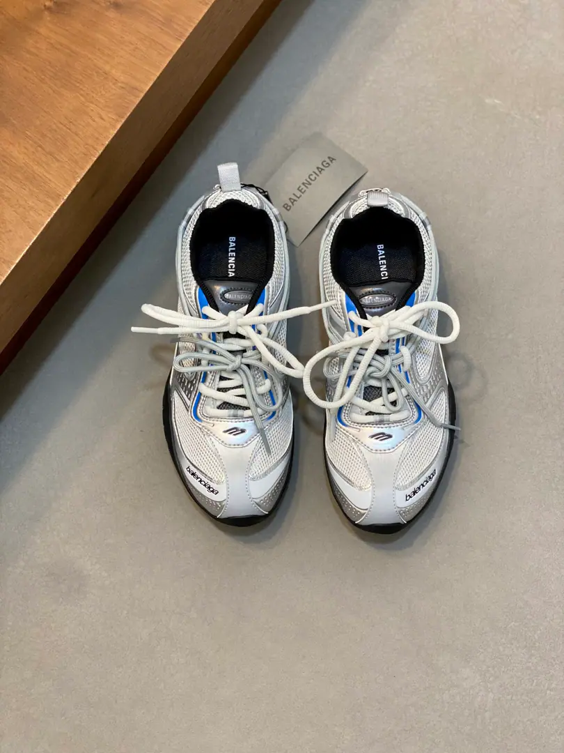 BALENCIAGA.The Parisian family is out of money.🔥 Balenciaga 25Hey, Moo!Radar Circle Head Band Do old effects The first shot. Radar SneakerThe network integration design Low saturated colour plus old details Perfectly hit the current retroversion. Size: 35 36 37 38 39 40 41 42 43 44 45 46 Purchase original1:1Development, Original Text35-46（45.46Make a reservation.）