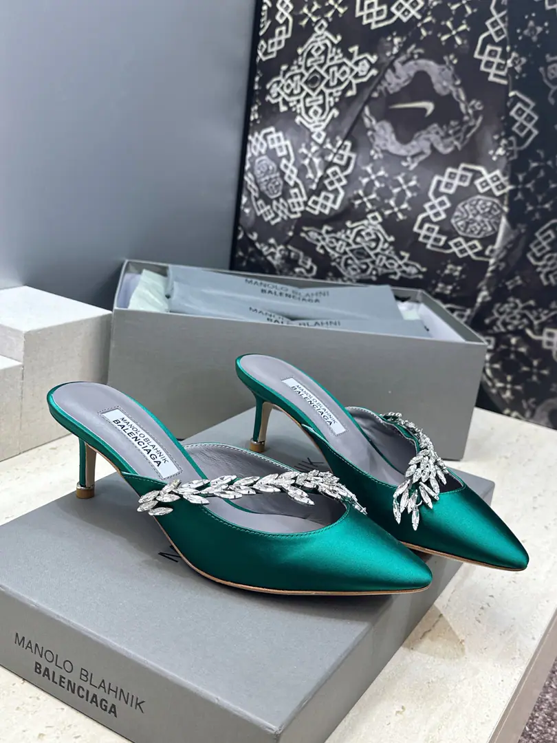 Plant prices Balenciaga Parisian.x MANOLO BLAHNlK 2026Spring and Summer, new girl shoes. MBLetterlogoPointy water drills a malt-button moller sandals. Material:The shoe is a silky little thing to come in.+In the skin of the sheep.+Import Australian drilling+Italy is a big-ass country. Size:34-42（34:40:41:42Custom without re-offer） He's tall.:6CM