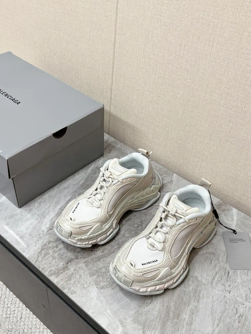 Parisian.BalenciagaThe latest couple's money in Spring and Summer.Triple S.2 Dad's shoes. A superstar, red grass. Shoes.68Independent Component Composition It's going on.Triple SThe series of iconic layers to expand the soles of shoes Three different tattoos of the tires are sculpted. It's a re-entry of the old wear and tear. And the whole picture is much longer. And a sense of the street and the future. Shoes are covered with a net.+Leather Collapse A delicate mix of old crafts. The shoe side is branded. The tiara with the tongue and the back is easy to wear. The soles are multilayered structures. Not only do you see the effect on your own. And it's raised the shock and the ground. It's lighter than the first generation. It's less burdensome to wear. Original Group BottomSize: Women35-40 Men39-45