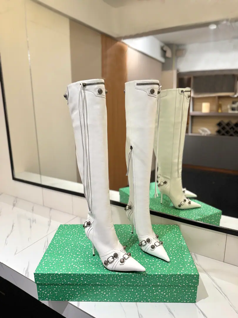 Plant price: BalenciagaParisian. Cagole High boots. The multi-coloured heavy-worker nails point their heads over their knees.✨ A lot of bright matching colors., High-level eye-sucking of bright skin. Metal nails make cool, personality., Slight and long legs. Salt is sweet enough to fit in with all kinds of clothes., You're so hot, you're so hot. The fall and winter suit just needs it., It's easy to unlock the back rate.🖤 Shoe.: Imported cattle skin Uchi.: Bullskins. Otsumi!: Italian skin. He's tall.: 9.5cm Data36HQ high54.5cm Every code difference+0.5, Perimeter36cmThe wideest position per code difference+0.7 Spill Ribration45cmEvery code difference+0.7