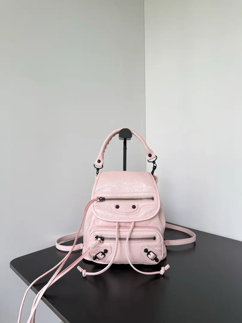 𝗕𝗔𝗟𝗘𝗡𝗖𝗜𝗔𝗚𝗔*𝗟𝗘 𝗖𝗜𝗧𝗬 LeCity Mini-sleeves.🎒Classic Return Series, It's a very good recognition.！！Old hardware., Lusu!, Wrinkles.🤍Every detail is very good.BalenciagaIt's not so stupid, so light and stylish.🆒Two-sleeve backs, one-and-sleeve, and then two-sleeve backs. It's a good day to travel., One bag is a simple fit., Don't miss anything you like.🛍️ Dimensions: Long23 x High22 x Kuan11centimetres 6338