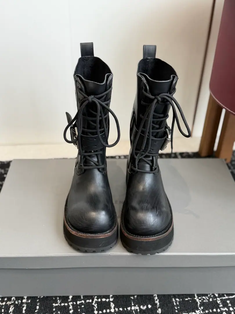 Requisition level Women Men Parisian.26 Fall pre-order New Balenciaga FW26 Venom Boots by balenciaga The most cool poison boots in the upgrade.！ Dark engine wind.！I'm going out to blow up the air field. Original plant data-Original1:1Restore Details The venom boots are designed to be extremely recognizable., A sharp line with a metal button., Every detail is clear.BalenciagaThe front-line attitude.. Leather senses are multiplying., The light is full of luxury., The feet are more comfortable and more specific.. Whether with a pair of jeans, it shows the street's coolness., Or something else., It's all easy.holdStay.. Put it on., You're the most snorting thing on the street., A perfect interpretation of fashion. Original3Altitude formula optional Fabulous.: Customize the faceless cow skin/Do old sabotage. Uchi.: Customize light cow skin - It's a hardware.: Customize pure copper dumb silver rads to make the old version Otsumi!: 3Layer Group-Real leather./Reloadable./Trail rubber outside Codes: Women35-41（40, 41Custom） Men39-45（45Custom）