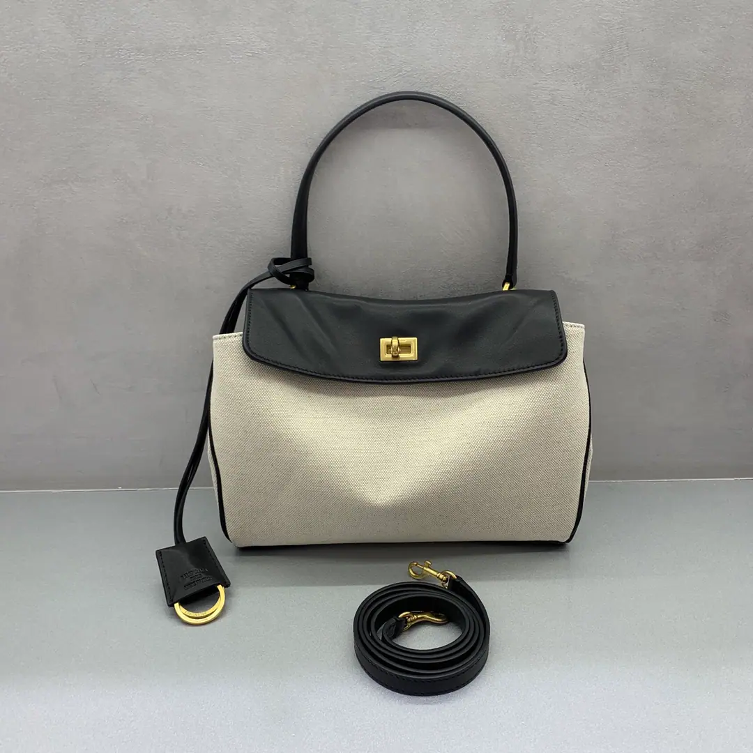 🖤【The little canvas is black.】 𝐁𝐀𝐋𝐄𝐍𝐂𝐈𝐀𝐆 𝐑𝐎𝐃𝐄𝐎 𝐁𝐀𝐆 A series of bags.👜 The new money can be said to be the top., Some of them are monotheistic., Recreate a new style., The laziness of the model is not against the Parisian family., I'm not getting any taste., The leather looks super-quality., The stylish is stylish., - Yes, sir., Different sizes, Values and usages coexist with process, You can fit in with your hands around.～The color value goes straight out. Paragraph: 78972 Size of the trumpet: Bottom29xHigh20xKuan10cm Medium Size: Bottom35xHigh23xKuan11cm