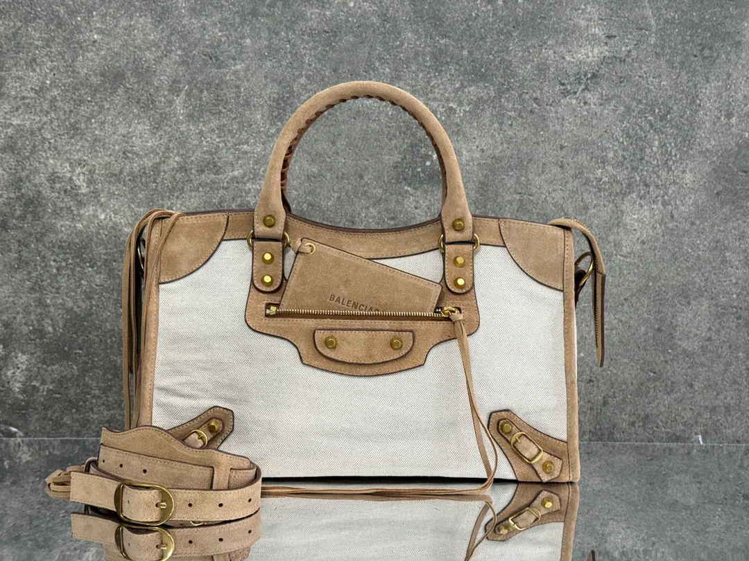 Balenciaga Le City Carbags, canvassing The milk and white canvassing, the skin brown. Old gold buttons, back in the day.+A sign of the flow. The lulls are all over the place.✨ You're lazy., ♪ Wide shoulder slants free your hands ♪ The power is super-powerful., I can do all the shopping.holdStay. The gentle earth color system., Four seasons in a bouquet. The ancient wind ceiling., The back gets more and more smelly. Encoding: 0610 Dimensions M Large size: Long37 x High23.4 x Kuan15centimetres S Medium Size: Long30 x High20 x Kuan 10centimetres