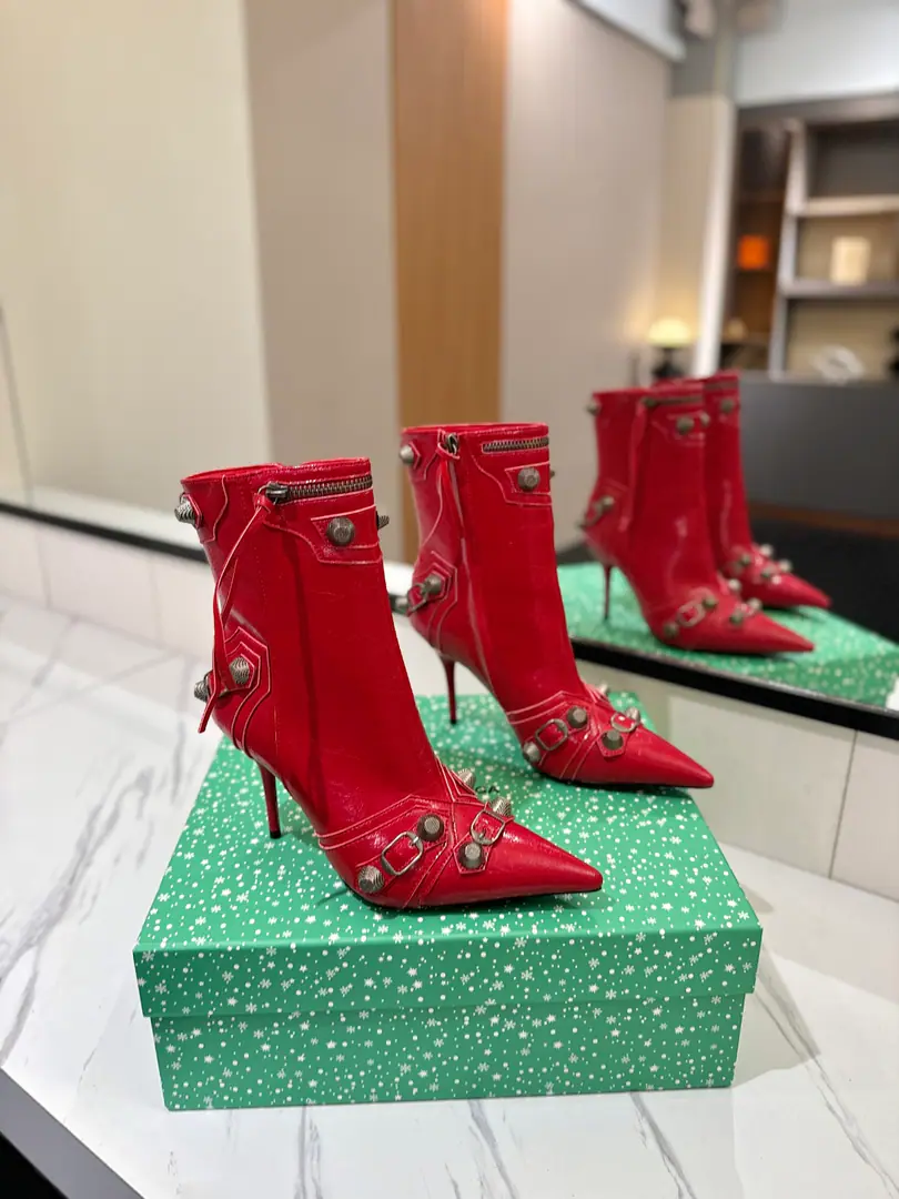 ￼ Plant price: BalenciagaParisian. Cagole High boots. The multi-coloured heavy-worker nails point their heads over their knees.✨ A lot of bright matching colors., High-level eye-sucking of bright skin. Metal nails make cool, personality., Slight and long legs. Salt is sweet enough to fit in with all kinds of clothes., You're so hot, you're so hot. The fall and winter suit just needs it., It's easy to unlock the back rate.🖤 Shoe.: Imported cattle skin Uchi.: Bullskins. Otsumi!: Italian skin. He's tall.: 9.5cm Data36HQ high15.5cm Every code difference+0.5, Perimeter25cmThe wideest position per code difference+0.5