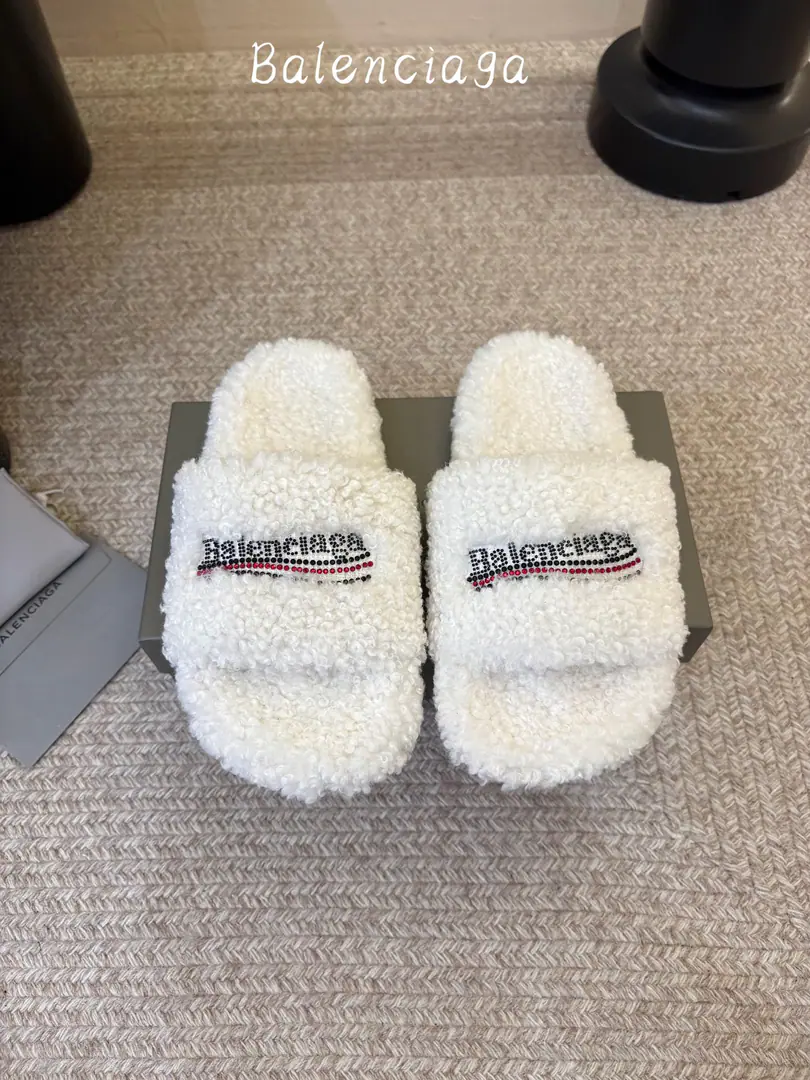 Men➕10 BALENCIAGA～The Parisian family has been dragged to the new place. Balenciaga political🥳🥳CampaignEmbrace the logo.！ - Oh, my God. Star RedgirlBig love money., Hand-made sewing of shoes🧵Walking., The lulls are soft., ♪ Soft in your skin ♪. It's a year and season.！Spring and fall and winter with socks.🧦Yes., It's nice and comfortable in the summer.😌The shoes are wide. Small legs, small legs., The furs are like barefoot in the carpet.. It's so perfect., It's so nice., It's beautiful., It's just a simple fashion.🌟🌟It's a good time.🤩Out of the street, you're invincible.！ 【New stuff.】 ❥∙Size: 35-39 4041Custom