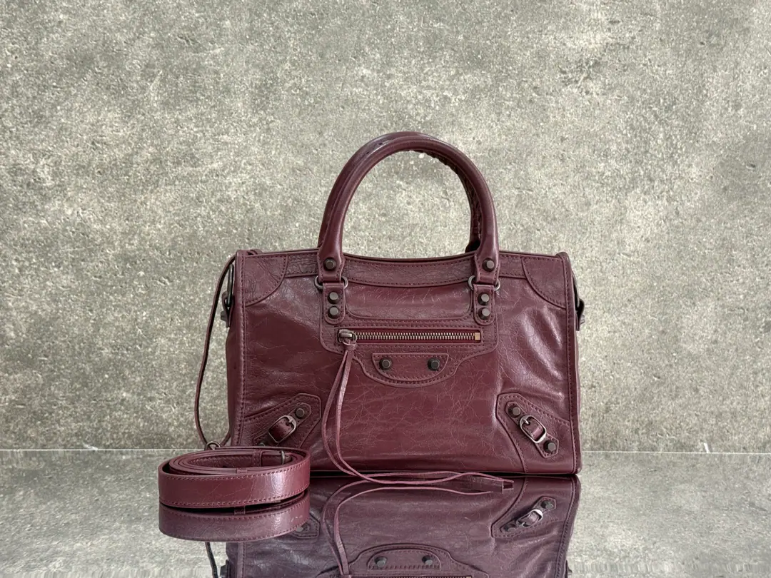 Balenciaga city S Date red./Black button Classic motorcycle. The Parisian family's most symbolic handbag.Le CitySeries✴️The series is back in strength. Rehearsal👜A little different from the classic series, the mirror and the bag were removed., The shoulder belt is better designed for slashing.～The minor details make the whole body more light.🌬️The new Macalun is especially suited to spring and summer.🌱A sweet, handsome, smooth-looking collision system. Fashion touch is available. Paragraph: 0623 M Large size: Long37 x High23.4 x Kuan15centimetres S Medium Size: Long30 x High20 x Kuan 10centimetres miniSize of the trumpet: Long23 x High15 x Kuan 10centimetres