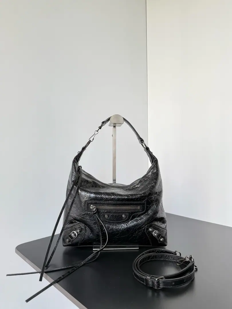 Le City Hobo- The lunch bag. You're a very good man.👜Soft skin with lazy feelings., HoboOutlineCityThe series of nails and squirts., The streets and the ancients are right on balance.🛹No style., Take the coat., A leather coat., We've got the suit., You can pretend to be a regular person, but you can't be so stupid.. It's kind of...“It's a simple dress today., But the bag is a good score.”A great player.💯 Paragraph: 0708 Dimensions: Long28 x High27 x Kuan10centimetres