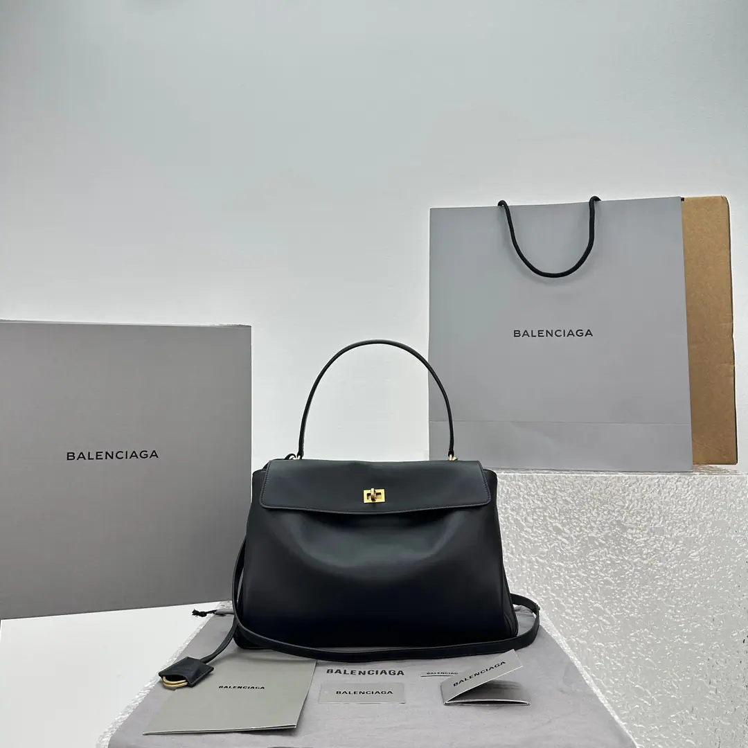 【The medium is black gold.】 𝐁𝐀𝐋𝐄𝐍𝐂𝐈𝐀𝐆𝐀 𝐑𝐎𝐃𝐄𝐎 𝐁𝐀𝐆 A series of bags.👜 The new money can be said to be the top., Some of them are monotheistic., Recreate a new style., The laziness of the fascination is not against the Parisian family., I'm not getting any taste., The leather looks super-quality., Black-modern stylish and fashionable., Three dimensions. - Yes, sir., Different sizes, Values and usages coexist with process, You can fit in with your hands around.～The color value goes straight out. Paragraph: 92866 Size of the trumpet: Bottom29xHigh20xKuan10cm C1688118 Medium Size: Bottom35xHigh23xKuan11cm C1688148 Large size: Bottom40xHigh30xKuan13cm C1688168