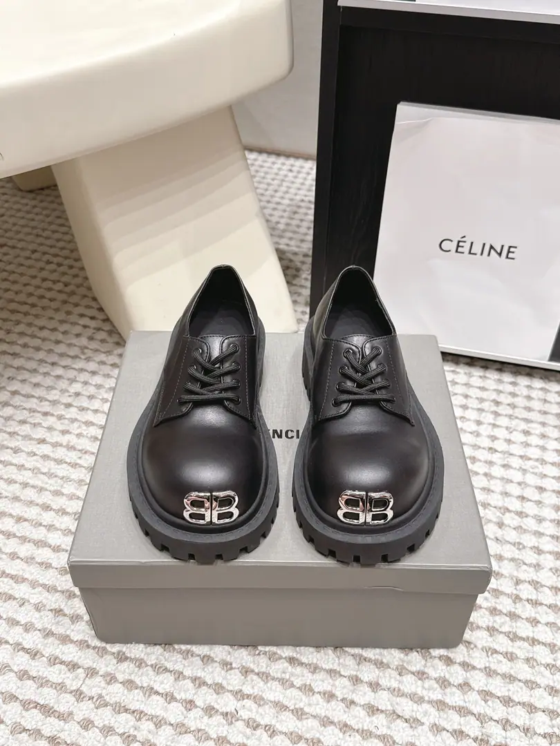 Requisition level Balenciaga Parisian. 2026 The new early autumn. Big round head. Tights. Tie it. Thick Derby's shoes. Balenciaga Parisian.Stomper Derby Big Dippy Shoes., These shoes are the black horse of this year's tide., Exaggerating head design., ♪ To be loved at first glance ♪！The first time I saw it,, The big ones.BWordlogoI'm attracted., You're so observant.！Put it on., It's not like they're tied to a pair of jeans or legs., It's easy to ride., Fashion is a blast.！DoubleBThe decorations are made using a copper hardware mosaic. Fabulous.: Imported cattle skin Uchi.: Imported cattle skin Otsumi!: The original model of the rubber floor. Size: 35-41（40 41 I'll make sure I don't change it.）