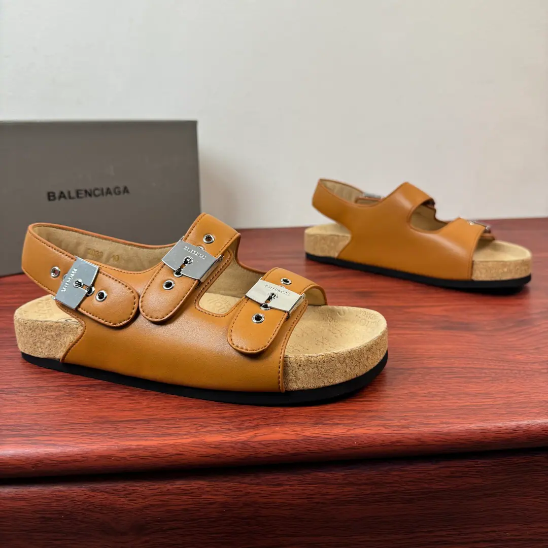 BALENCIAGA I SCHOLLA man's flat-floor sandal. BALENCIAGA withSchollA co-made pair of sandals., SchollIt's called foot health and comfort., This sandal is a practical and fashionable thing., Three smooth little cow leather shoes., Simplified design+Metal buttons are so easy to adjust., Put it on.SchollandBalenciagaMarking. The soles of the bodywork shoe., Soft wood at the bottom, Use of grinding rubber on the outside, It's all over it.SchollandBalenciagaMarking, It's light and comfortable., I'm not tired of wearing it for a long time., Show your toes and let's get some air., Summer is perfect., ♪ For the beach ♪, I can handle it easily., It's a summer shoe cabinet. It's a 100-pack.! Size: 39-40-41-42-43-44 Standard leather shoe size.（38/45/46I'll make sure it's not changed.）