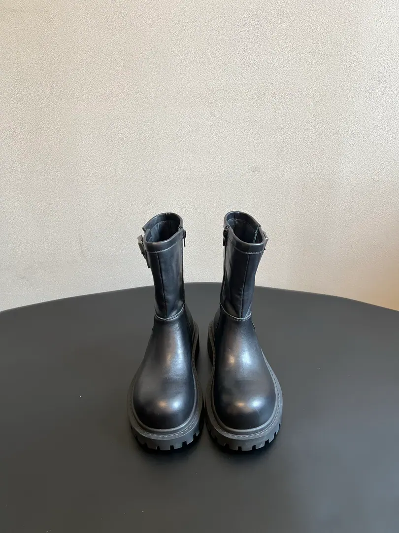 Balenciag*26ssSummer's new boots. Full-rounded large-round boots., The boots are on the outside with a metal strip., Side zipper design is easy to wear., The loose boots don't fit., No leg-scree., You can easily handle your legs.. A very simple layout with a metal button., Low profile and design., I'm doing a little work-up., Take the air., The color and comfort., It's a very worth of booting in autumn and winter.. Shoe.: Bullskins. Uchi.: Bullskins. Otsumi!: Rubber Bottom size: 35-41Code（40, 41Code custom is not to be changed） He's tall.: 4cm