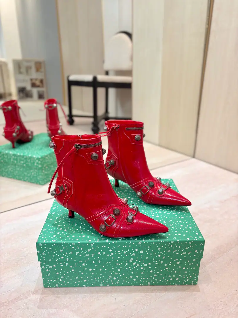 Price: BalenciagaParisian. Cagole High boots. The multi-coloured heavy-worker nails point their heads over their knees.✨ A lot of bright matching colors., High-level eye-sucking of bright skin. Metal nails make cool, personality., Slight and long legs. Salt is sweet enough to fit in with all kinds of clothes., You're so hot, you're so hot. The fall and winter suit just needs it., It's easy to unlock the back rate.🖤 Shoe.: Imported cattle skin Uchi.: Bullskins. Otsumi!: Italian skin. He's tall.: 5cm Codes: 35-39（34.40.41.42 I'll make sure I don't change it.） Data36HQ high15.5cm Every code difference+0.5, Perimeter25cmThe wideest position per code difference+0.5