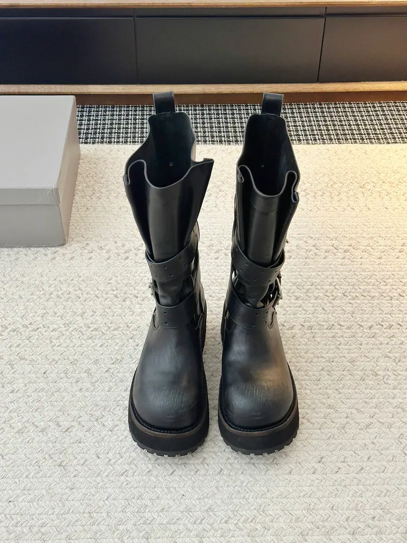 𝐁𝐚𝐥𝐞𝐧𝐜𝐢𝐚𝐠𝐚Parisian man and woman.26 Fall pre-order New Balenciaga FW26 Venom Boots by balenciaga The most cool poison boots in the upgrade.！ Dark engine wind.！I'm going out to blow up the air field. Original plant data-Original1:1Restore Details The venom boots are designed to be extremely recognizable., A sharp line with a metal button., Every detail is clear.BalenciagaThe front-line attitude.. Leather senses are multiplying., The light is full of luxury., The feet are more comfortable and more specific.. Whether with a pair of jeans, it shows the street's coolness., Or something else., It's all easy.holdStay.. Put it on., You're the most snorting thing on the street., A perfect interpretation of fashion. Original3Altitude formula optional ➢Shoe-faced material: Customize the faceless cow skin/Do old sabotage. ➢The contents of the shoes.: Customize light cow skin ➢Metals.: Customize pure copper dumb silver rads to make the old version ➢Shoe bottom material: 3Layer Group-Real leather./Reloadable./Trail rubber outside ➢Codes: Women35-41 Men39-45（Women40.41 Men45Custom without re-offer）PShort - It's a stroke. High-windle.