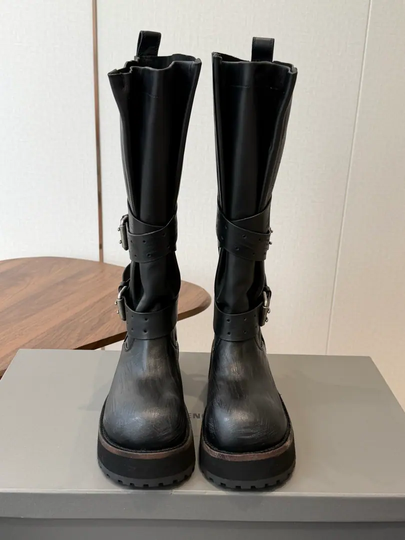 Women and men Parisian.26 Fall pre-order New Balenciaga FW26 Venom Boots by balenciaga The most cool poison boots in the upgrade.！ Dark engine wind.！I'm going out to blow up the air field. Original plant data-Original1:1Restore Details The venom boots are designed to be extremely recognizable., A sharp line with a metal button., Every detail is clear.BalenciagaThe front-line attitude.. Leather senses are multiplying., The light is full of luxury., The feet are more comfortable and more specific.. Whether with a pair of jeans, it shows the street's coolness., Or something else., It's all easy.holdStay.. Put it on., You're the most snorting thing on the street., A perfect interpretation of fashion. Original3Altitude formula optional Fabulous.: Customize the faceless cow skin/Do old sabotage. Uchi.: Customize light cow skin - It's a hardware.: Customize pure copper dumb silver rads to make the old version Otsumi!: 3Layer Group-Real leather./Reloadable./Trail rubber outside Codes: Women35-41（40, 41Custom） Men39-45（45Custom）