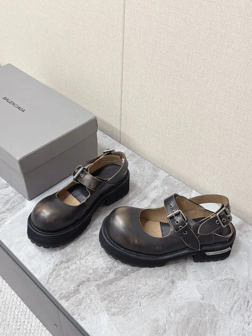 BalenciagaThe Parisian family's latest post-school Mary Jane's shoe. A superstar, red grass. Big, big, fat shoe head is a iconic design. Bringing yourself darkY2KRetro. ♪ Weak Mary's Treasure ♪ To create a cool, neutral style. Double buttons can be tied to the back of the foot.+Double metal belts with backsliding. Fits to different feet and back heights More packaged. Brown grazes to make old oil waxes and bring up the plastic wear and tear filters from the original sculpted gears to prevent the sliding of the rims.Size: 35-41