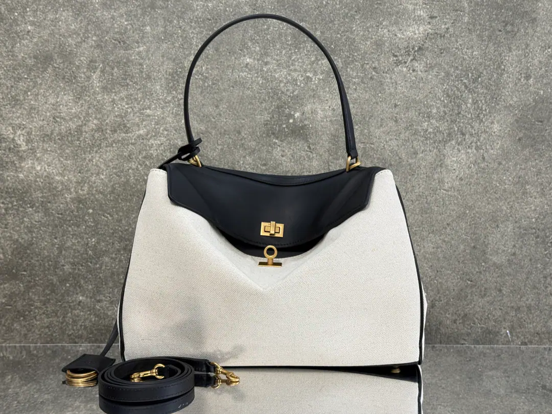 𝐁𝐀𝐋𝐄𝐍𝐂𝐈𝐀𝐆𝐀 𝐑𝐎𝐃𝐄𝐎 𝐁𝐀𝐆 A series of bags.👜Medium New Prescription———The canvas is skinned. RodeoThis is a new color., This color is so good for the goddess who follows the art line.. The oxen of canvas., The linen.. That's a good look., And it's a low profile.. You don't have to say that about fashion., Both practical and practical, - I'm on duty., Or vacation., Take a hand with your hand., It's all in the film.！The muscles of the canvas collide with the tenderness of the skin of the lamb., The details of the old gold buttons., You're just as good at balancing your temperamental and noble., You can say the way out is the top., Some of them are monotheistic., Recreate a new style., The laziness of the fascination is not against the Parisian family., I'm not getting any taste., 2Size - Yes, sir., Different sizes, Values and usages coexist with process, You can fit in with your hands around.～The color value goes straight out. Paragraph: 0318 Size of the trumpet: Bottom29xHigh20xKuan10cm Medium Size: Bottom35xHigh23xKuan11cm