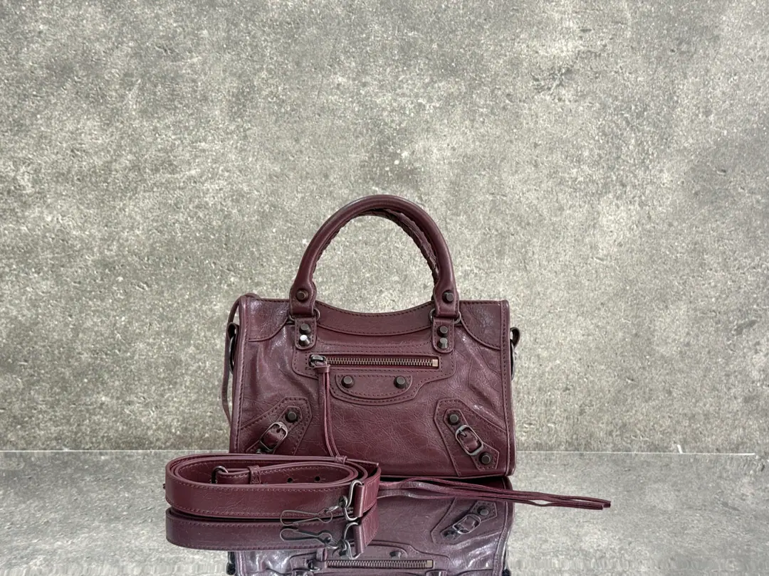 Balenciaga city mini Date red./Black button Classic motorcycle. The Parisian family's most symbolic handbag.Le CitySeries✴️The series is back in strength. Rehearsal👜A little different from the classic series, the mirror and the bag were removed., The shoulder belt is better designed for slashing.～The minor details make the whole body more light.🌬️The new Macalun is especially suited to spring and summer.🌱A sweet, handsome, smooth-looking collision system. Fashion touch is available. Paragraph: 0624 M Large size: Long37 x High23.4 x Kuan15centimetres S Medium Size: Long30 x High20 x Kuan 10centimetres miniSize of the trumpet: Long23 x High15 x Kuan 10centimetres