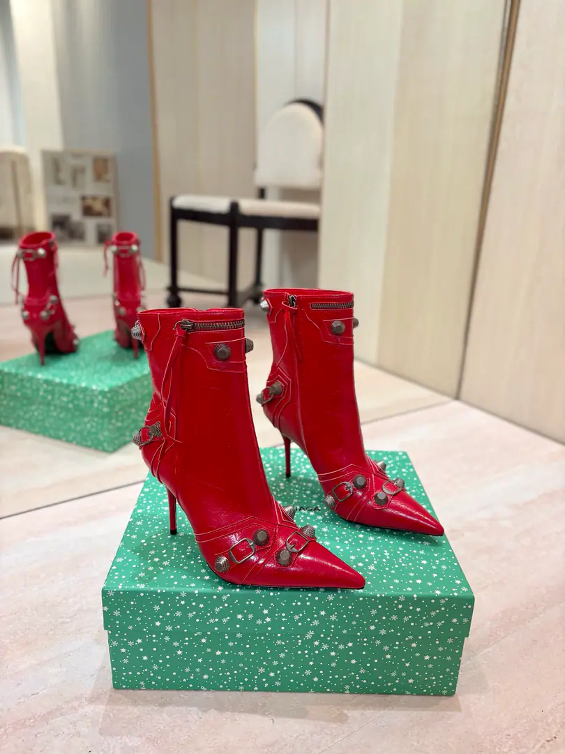 Price: BalenciagaParisian. Cagole High boots. The multi-coloured heavy-worker nails point their heads over their knees.✨ A lot of bright matching colors., High-level eye-sucking of bright skin. Metal nails make cool, personality., Slight and long legs. Salt is sweet enough to fit in with all kinds of clothes., You're so hot, you're so hot. The fall and winter suit just needs it., It's easy to unlock the back rate.🖤 Shoe.: Imported cattle skin Uchi.: Bullskins. Otsumi!: Italian skin. He's tall.: 9.5cm Codes: 35-39（34.40.41.42 I'll make sure I don't change it.） Data36HQ high15.5cm Every code difference+0.5, Perimeter25cmThe wideest position per code difference+0.5