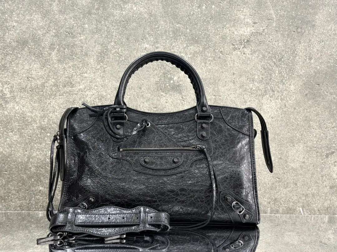 【Latest26Version Update】 Balenciaga city M Big black./Black button Classic motorcycle. The Parisian family's most symbolic handbag.Le CitySeries✴️Power returns. Rehearsal👜 ArenaThe little lambs wear natural wrinkles.（Blast strip.）The more you use it, the more you smell.. The ricochet and the stream., It's a carved-out.. The shoulder belt is better designed for slashing.～The minor details make the whole body more light.🌬️The new Macalun is especially suited to spring and summer.🌱A sweet, handsome, smooth-looking collision system. Fashion touch is available. Paragraph: 0622 Large size: Long37 x High23.4 x Kuan15centimetres Medium Size: Long30 x High20 x Kuan 10centimetres Size of the trumpet: Long23 x High15 x Kuan 10centimetres