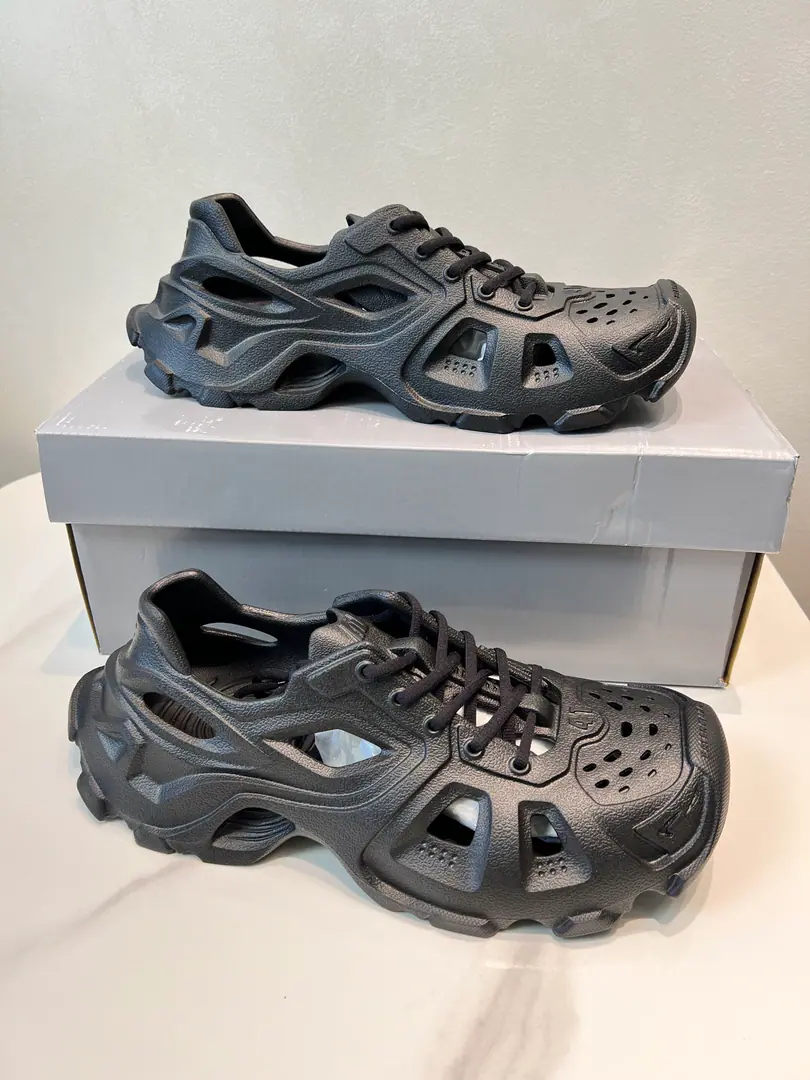 The day before the day.！（Paris's new sandals.） Information: New paragraphBALENCIAGA Parisian.-The sandals are made of one-size-fits-all mills., Heat pressure, Details of precision grouping, Show the designer. Demna Sports shoes., With a pair.「The retro-shoes.」Passing the regenesis., Backboard, The shoe head., And it's shown. Demna Structural vision for the future The original box is 100% back to the official configuration from inside to outside. Codes: 35-46
