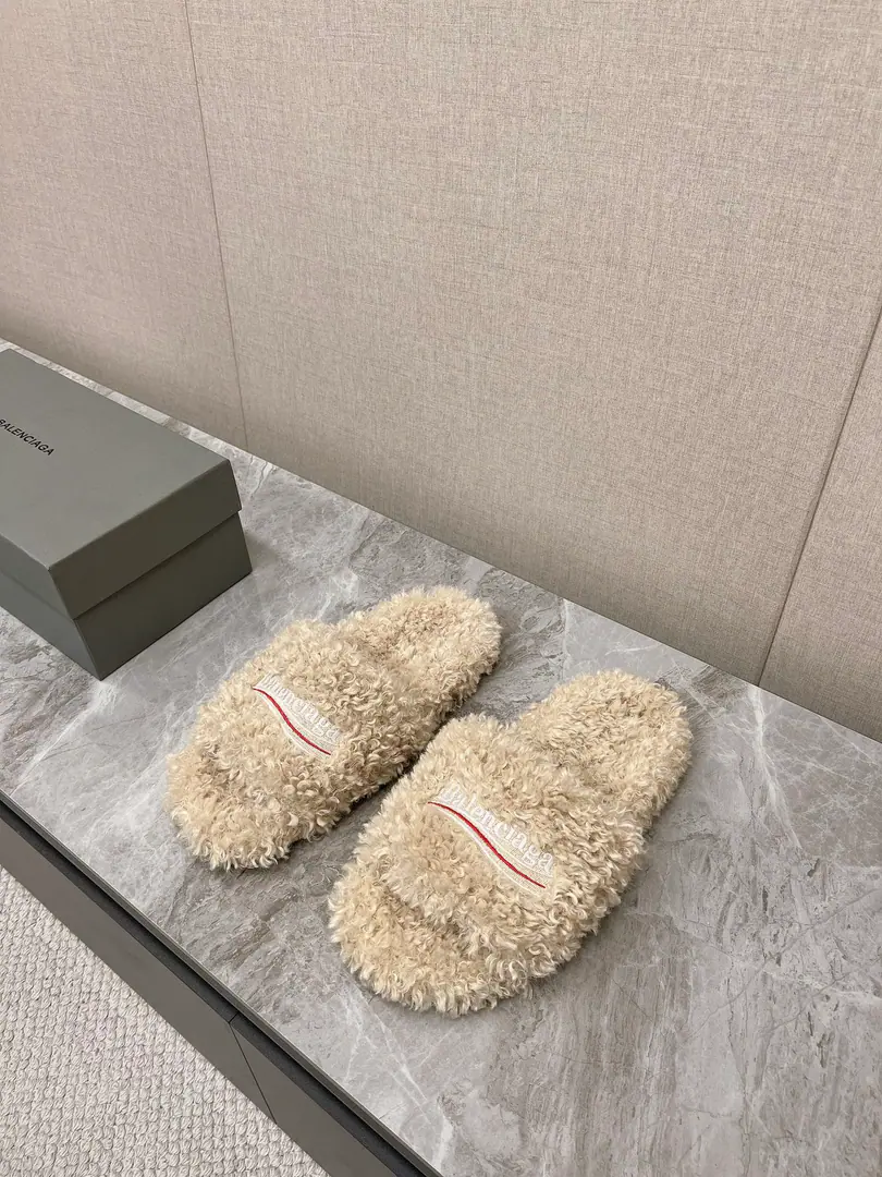 𝐁𝐀𝐋𝐄𝐍𝐂𝐈𝐀𝐆𝐀｜𝐒𝐒 𝐧𝐞𝐰 BalenciagaParisian. New couple tow Coke embroidered cotton-coated slippers Top Version🔝The Parisian family is so hot. Couple size. Fashion Fairy and the Euro-American Star Lover. Provision for winter The fashion is not over-optimal. ♡show details Shoe slanting, cotton-grew. A special fluffy softness., Skin. I feel so comfortable. A fine hand-sewing walk. EmbroiderylogoThe high-level is full. Original natural rubber smooth-for-brand grinding ground The new original package with the cabinet. Codes: 35-45 Male and Female
