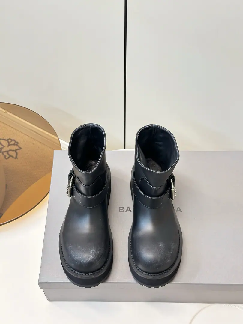 Balenciaga｜The Parisian family's used to be a couple's bike boots. Poison boots.（Men+10） 26The coolest venom boots of the year.！ Dark engine wind.！I'm going out to blow up the air field. Original plant data-Original1:1Restore Details The venom boots are designed to be extremely recognizable., A sharp line with a metal button., Every detail is clear.BalenciagaThe front-line attitude.. Leather senses are multiplying., The light is full of luxury., The feet are more comfortable and more specific.. Whether with a pair of jeans, it shows the street's coolness., Or something else., It's all easy.holdStay.. Put it on., You're the most snorting thing on the street., A perfect interpretation of fashion. Fabulous.: Customizes the natural skins of a cow with a dumb face./Old cow revel. Uchi.: Customize light cow skin - It's a hardware.: Customize pure copper dumb silver rads to make the old version Otsumi!: 3Layer Group-Real leather./Reloadable./Trail rubber outside Codes: Women35-39（40Freeze!）Men40-45（46Freeze!）