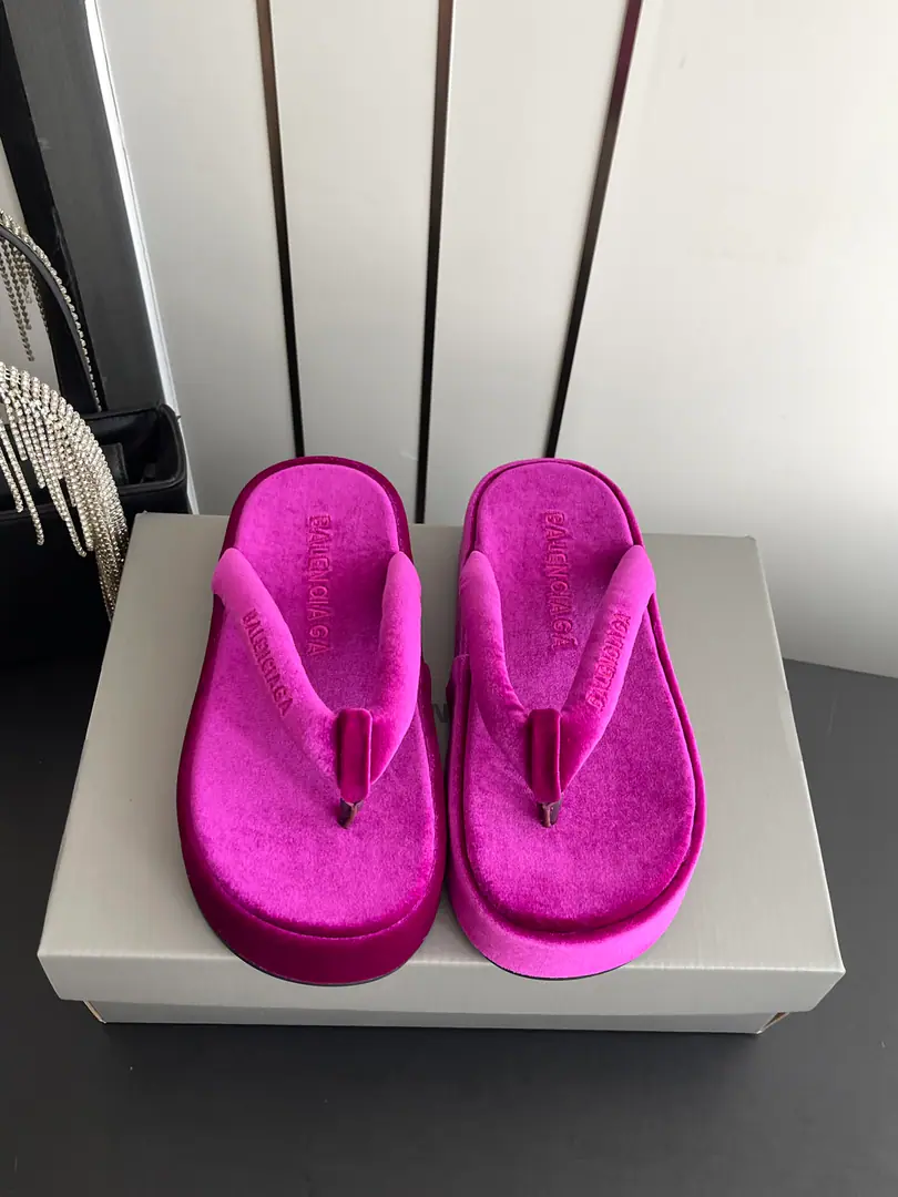 🏧𝐁𝐚𝐥𝐞𝐧𝐜𝐢𝐚𝐠𝐚/The Parisian Summer New Money. Fluid Solution Trawl BEACH REQUIREMENTS The Parisian family's latest bust. Summer slippers., It's a lot of skinny money., A slipper with a big face., Any match is perfect.！The lazy slippers are worth commending. Shoe.: Fly Codes: 35-42（40 41 42Do it.）