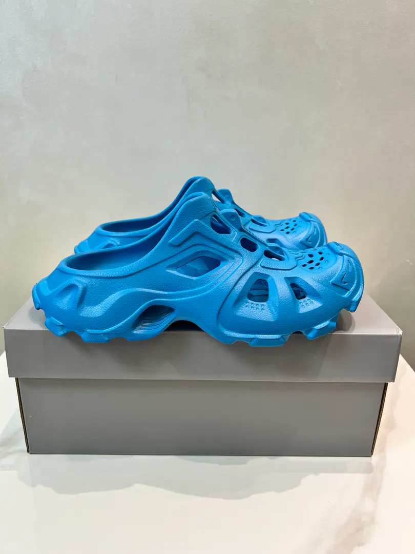 The standoff., French high-end luxury brands-The Parisian cave shoes are half-slip.BALENCIAGA Mold Closed Rubber Sandals"Yellow"Cross has a hundred-thin sandy beach-drinking sport with lazy people with hole slippers. Commodity details• Rubber• Lazy shoes.• - The soles and the shoes.• Chinese manufacture• Wipe it with a soft cloth. Materials: EVA Materials Size: 36-46
