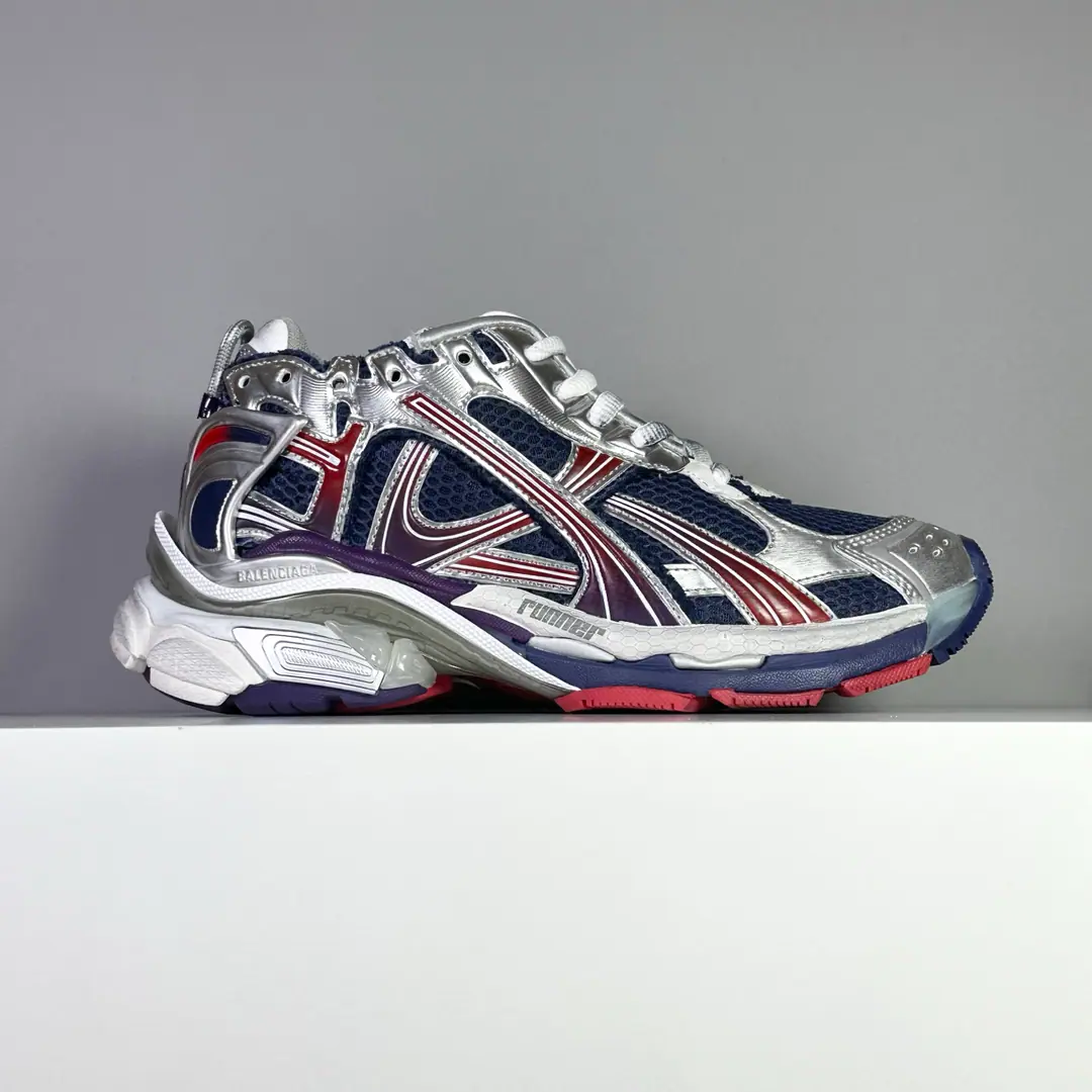 【OKScan Version】Pure version 7.5Hey, Moo! Information: New paragraphBALENCIAGA Parisian.-Runner, It's by the overcoat., Old, We'll have to sew it in detail., Show the designer. Demna Sports shoes., With a pair.「Old shoes.」Passing the regenesis., Backboard, The shoe head., And it's shown. Demna Structural vision for the future The original box is 100% back to the official configuration from inside to outside. Top level for crushing all versions of code: 35 36 37 38 39 40 41 42 43 44 45 46