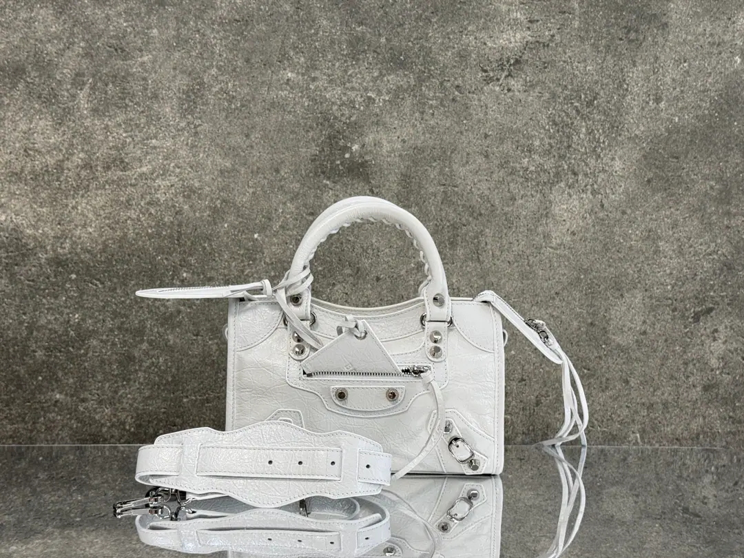 【Latest26Version Update】 Balenciaga city Mini Small white./Silver button. Classic motorcycle. The Parisian family's most symbolic handbag.Le CitySeries✴️Power returns. Rehearsal👜 ArenaThe little lambs wear natural wrinkles.（Blast strip.）The more you use it, the more you smell.. The ricochet and the stream., It's a carved-out.. The shoulder belt is better designed for slashing.～The minor details make the whole body more light.🌬️The new Macalun is especially suited to spring and summer.🌱A sweet, handsome, smooth-looking collision system. Fashion touch is available. Paragraph: 260624 M Large size: Long37 x High23.4 x Kuan15centimetres S Medium Size: Long30 x High20 x Kuan 10centimetres miniSize of the trumpet: Long23 x High15 x Kuan 10centimetres