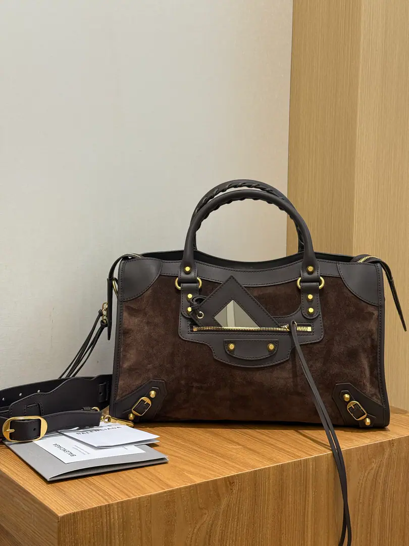 New cash｛Medium-middle grinded coffee.｝ 𝐁𝐀𝐋𝐄𝐍𝐂𝐈𝐀𝐆➰Le City 2026New Spring and Summer New Air Car Package A plaque of old brown with a soft feel, a leather car bag., It's a classic that never goes out of time in the closet.. Old gold buttons., Signal flow of suction, It's perfect to combine the regeneum with the coolness.. The skin touch mix is a very inclusive one., Telecommuting, You can ride like a man., Capacity Online, Colour value versus utility, It's a quality bag that can carry it all the way.. Paragraph: 3301 Dimensions: Bottom 38.5x High 24x Kuan 15cm