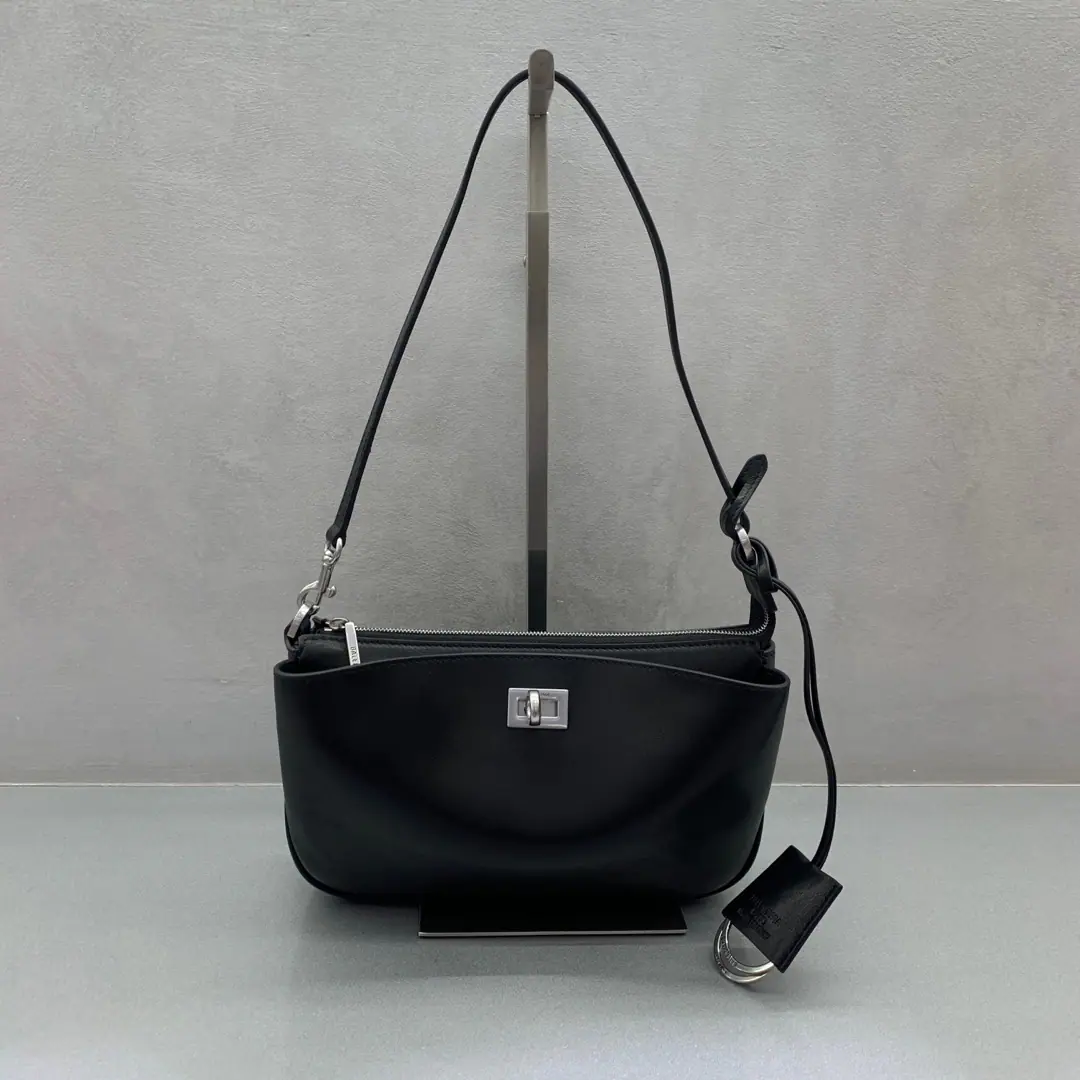 𝐁𝐚𝐥𝐞𝐧𝐜𝐢𝐚 𝐑𝐨𝐝𝐞𝐨 🖤🖤 It's super hot.RodeoThe series is completely new.🧶Dismantled shoulder belts. One second to a very elegant handbag. Multiple stylesget✅Two big pockets., Three places in the zipper. I feel safe. Paragraph: 814112850 Dimensions: Long22cmx High13cm x Kuan5cm