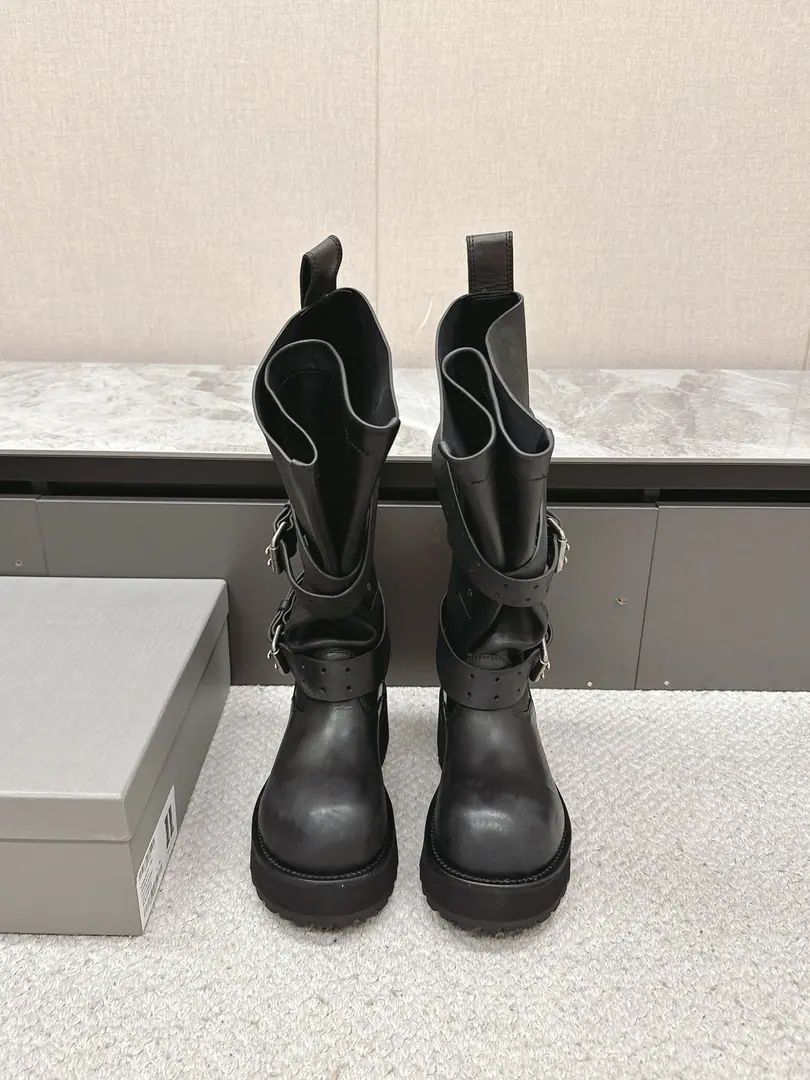 Men➕20 BalenciagaParisian.25F.WXin.VenomCouples with high-bottle boots. - Middle boots. Please accept the high-level version. The boots are designed to be a man of the heart. Use the strapped and belt elements as a bright spot Not only can you put your boots firmly on your feet. It's easier to relax. On the details. Brand-marked old hardware is running through. The trick is to create a rejuvenated wear and tear., And it's a good way to be a man with a strong, solid, rubber-coated shoe. It's a good way to dress., It's a more comprehensive fashion and understanding.VenomHigh boots are definitely the fashion singles that we can't miss this season., It'll add a different charm to the fashion suit of the fans., ♪ Lead a new wave of style ♪ Boots height mm The skins on the shoe face are used for the old process. The inside water dyes the skin of the cow. Base Height5CM Original open-form real skins combined with large bottoms Size: 35-40Men39-45