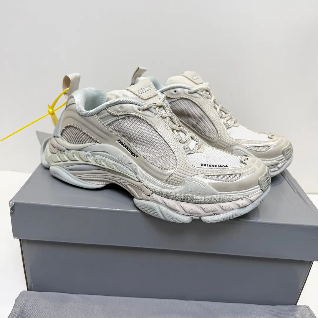 NiceVersion Balenciaga Triple S.2 GradientA unique, loose front. These shoes are old and future-sweet old-fashioned. Dirty gray gradually.+Decoder the soles of shoes, Bring yourself a high-quality one.“Industrial waste” Up your upper foot., And weld the streets to your feet. With big legs., Work pants., You wear it all you want. • Old gray., Triple SStep Expressions • Deconstruct the thick bottom, Step on the front. • Waste soil aesthetics, A pair of shoes. • It's a great sense of excellence., FromTriple S.2 In the soles of the layered shoes., It's a romantic way of deconstructing.. Put it on., The vanguard of the earthy art of waste., ♪ In every step of the day ♪. Size35-45