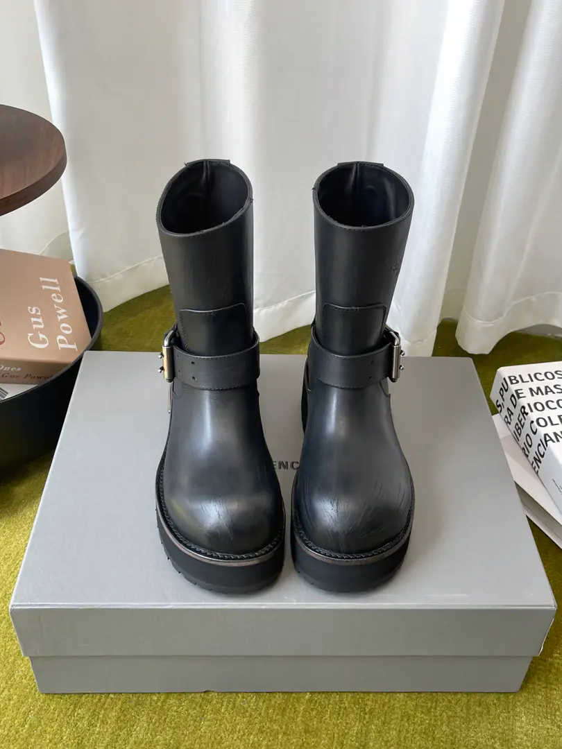 Balenciaga Parisian. New paragraph Old buckles. - Middle boots. Cool-ass engine with a red-hot boot. It's so good to be a coloring process. Skins and sands./The bright-looking cow skin is optional. Metal-button belt decoration The engine is full. I'll put it on the floor. # Sneak up # The legs are so thin on the upper feet. The boots are right on the height. Not the calves. It's cool. A pair of boots that are essential to the autumn and winter closet. Street girl. The retro-worker wind is just a little bit more than a little bit. Skins of sanded cattle on the shoe. A foot-stamped sheep's skin cushion. Rubber Bottom Codes: 35-41（40.41Do it.）