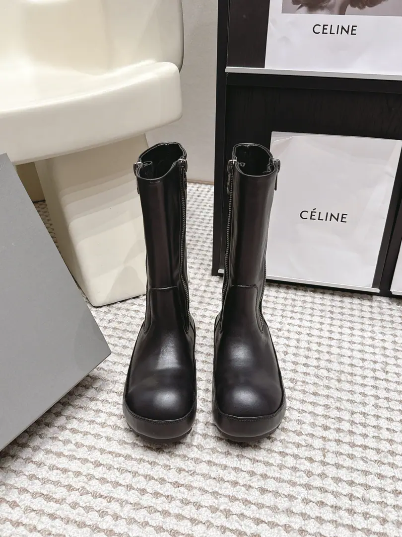 Requisition level Balenciag*•26/Autumn and winter money. Top-level requisition version Dark and cool-looking knights' boots. These boots are really perfect.！Marked double-button design, The metal is delicate and qualitative., Not just decoration., And with a few more cool things.. The moment of the foot., I knew it would be my heart.. The thick base design is the stretching line., "and suddenly I felt the sight of my legs.". And don't look at it as if it's exaggerating., And it was a perfect match.. Black boots., It's so invincible., Skin is delicate and bright., I'll take it from the bottom of my hand., A full sense of excellence.. Put it on.！You're the master of fashion.！！ Material: Bullskins. Uchi.: Bulls. Otsumi!: Rubber Bottom Shoes.: 35-39/40 41Custom without re-offer