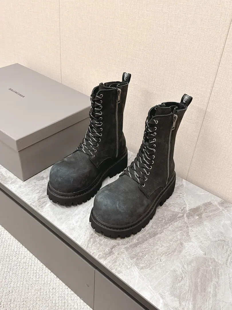 Parisian.BalenciagaSpring and summer, couple with a big leather shoe. The Bar family has been leading the big boots.: The one who destroyed the canvas.strikeMilitary boots., ♪ And become a lot of people ♪KOL“A pair of feet.”I'm not sure what I'm talking about.. Steroid Mitch Deby, The torture must be carried on by the fashionist.. The thickest ski boots that should have been on the snowfield., And they're all mixed up with a lot of loose colors./Work pants.……So when these two come out, we're all surprised but we're not gonna feel any better than we expected., Because of these.Stomper boots♪ The soles and the soles of the shoes ♪strikeThe boots are almost identical., The shoe head part used the leather to restore Mickey Deby's exaggeration., It's a qualitative improvement in the quality of these shoes., And she's a real-life girl., Not as exaggerate as a bulldozer., And that's because of all these things., And that's why these boots are destined to cause another wave of heat on their feet. Original rubber bubble mix Height7.5CMCodes: 35-40 Men39-45