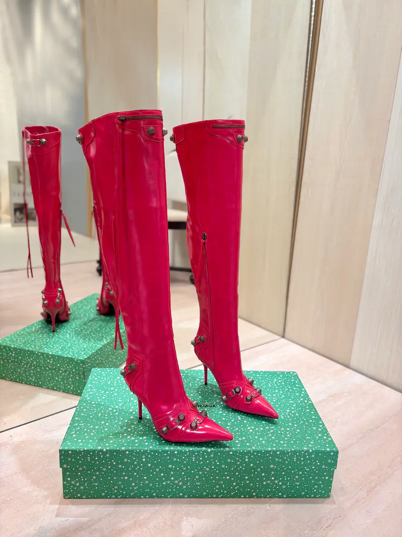 Price: BalenciagaParisian. Cagole High boots. The multi-coloured heavy-worker nails point their heads over their knees.✨ A lot of bright matching colors., High-level eye-sucking of bright skin. Metal nails make cool, personality., Slight and long legs. Salt is sweet enough to fit in with all kinds of clothes., You're so hot, you're so hot. The fall and winter suit just needs it., It's easy to unlock the back rate.🖤 Shoe.: Imported cattle skin Uchi.: Bullskins. Otsumi!: Italian skin. He's tall.: 9.5cm Codes: 35-39（34.40.41.42 I'll make sure I don't change it.） Data36HQ high54.5cm Every code difference+0.5, Perimeter36cmThe wideest position per code difference+0.7 Spill Ribration45cmEvery code difference+0.7